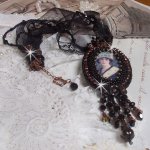 Midnight Daisy-Anhänger-Halskette gekleidet in schwarze Perlen mit Swarovski-Kristallen